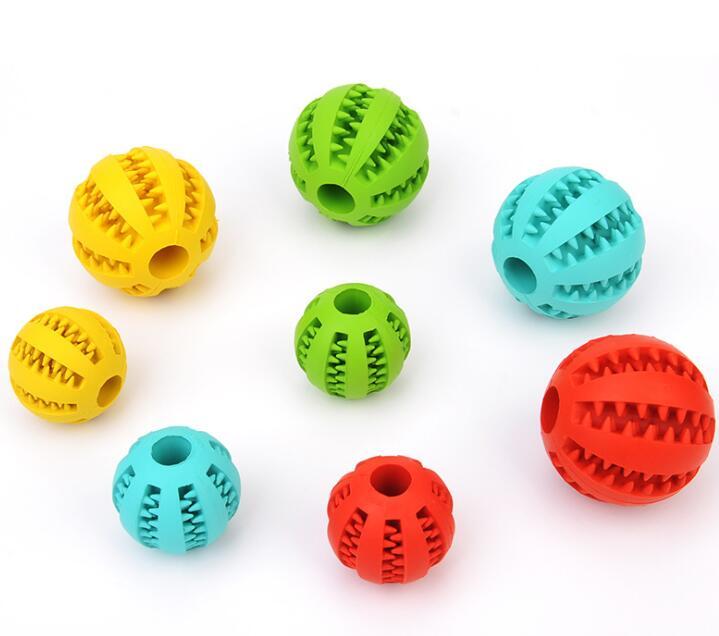 Futterball aus Gummi mit integriertem Futterbehälter