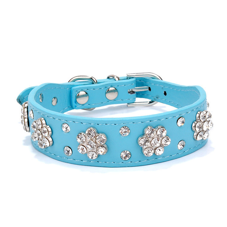 Niedliches Hundehalsband aus PU-Leder mit Strass-Blumenmuster und Nieten, passend für kleine und mittelgroße Hunde