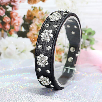 Niedliches Hundehalsband aus PU-Leder mit Strass-Blumenmuster und Nieten, passend für kleine und mittelgroße Hunde
