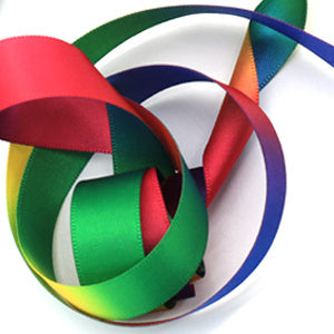 Interaktiver Katzenwedel mit buntem Band