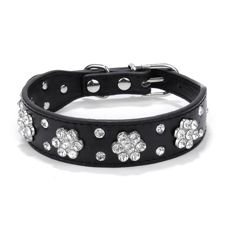 Niedliches Hundehalsband aus PU-Leder mit Strass-Blumenmuster und Nieten, passend für kleine und mittelgroße Hunde