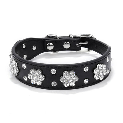 Niedliches Hundehalsband aus PU-Leder mit Strass-Blumenmuster und Nieten, passend für kleine und mittelgroße Hunde
