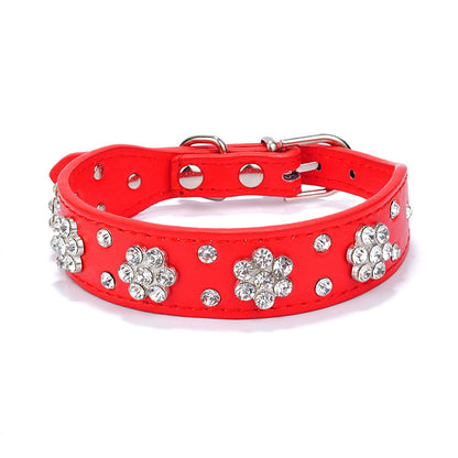 Niedliches Hundehalsband aus PU-Leder mit Strass-Blumenmuster und Nieten, passend für kleine und mittelgroße Hunde